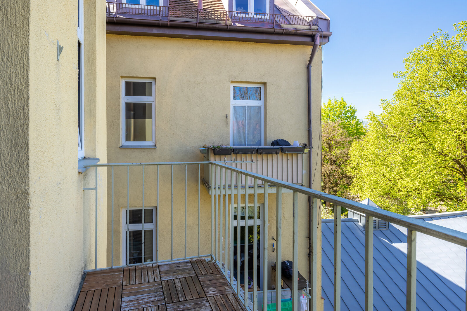 Stimmiges Wohnambiente mit überwiegend neuer Möblierung - Photo 4