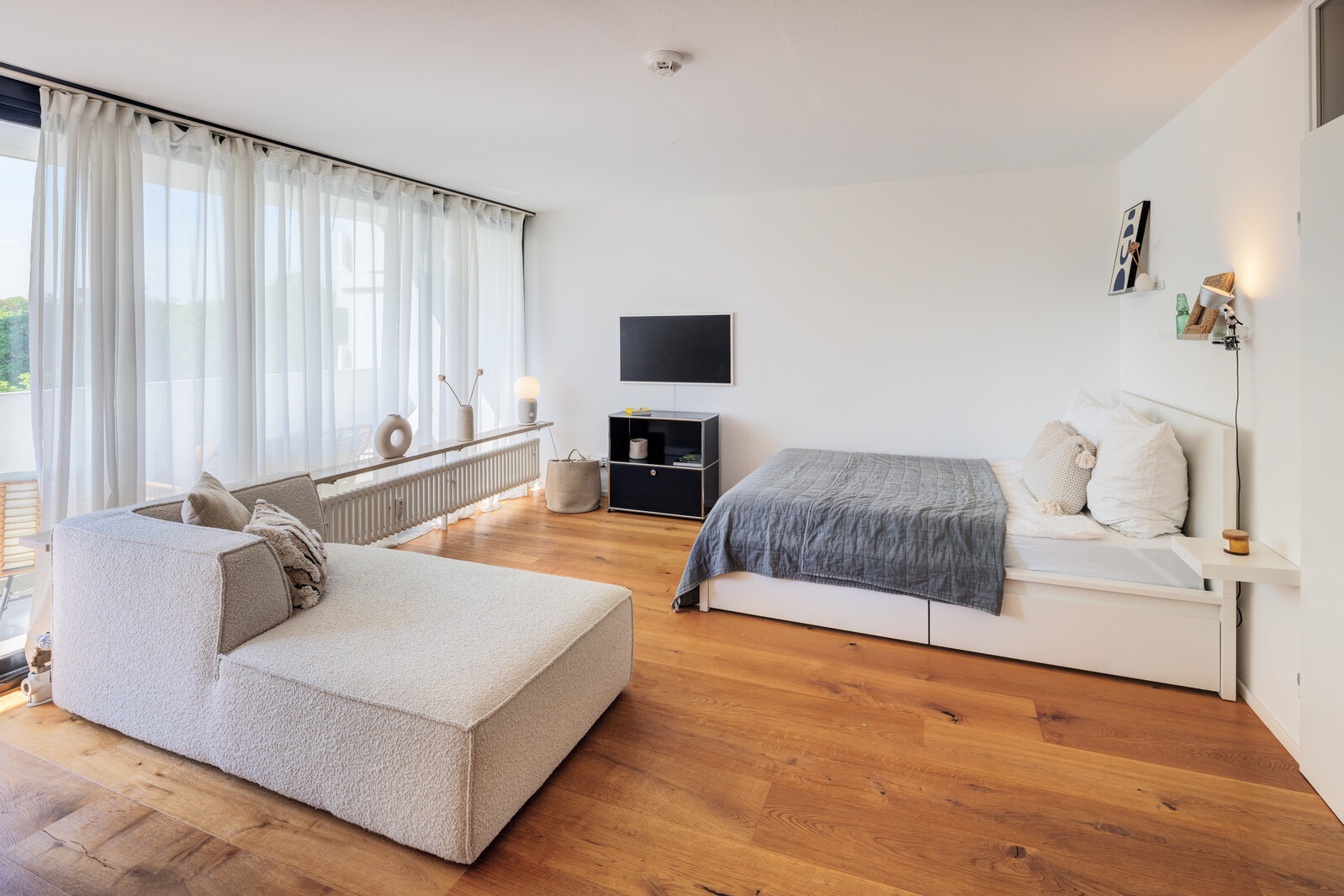 Cosy, modern: Südbalkon mit großer Fensterfront - Photo 4