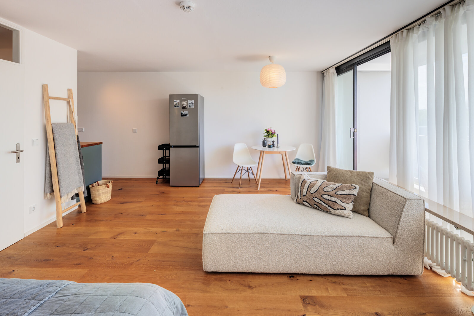 Cosy, modern: Südbalkon mit großer Fensterfront - Photo 2