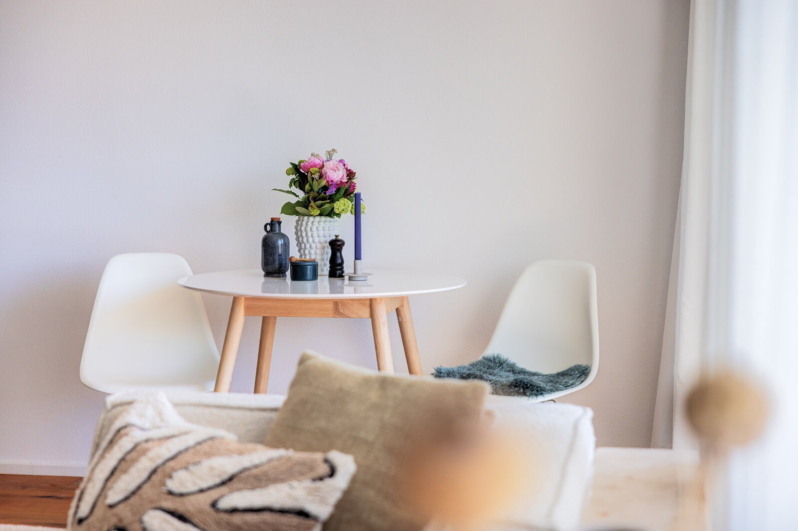 Cosy, modern: Südbalkon mit großer Fensterfront - Photo 3