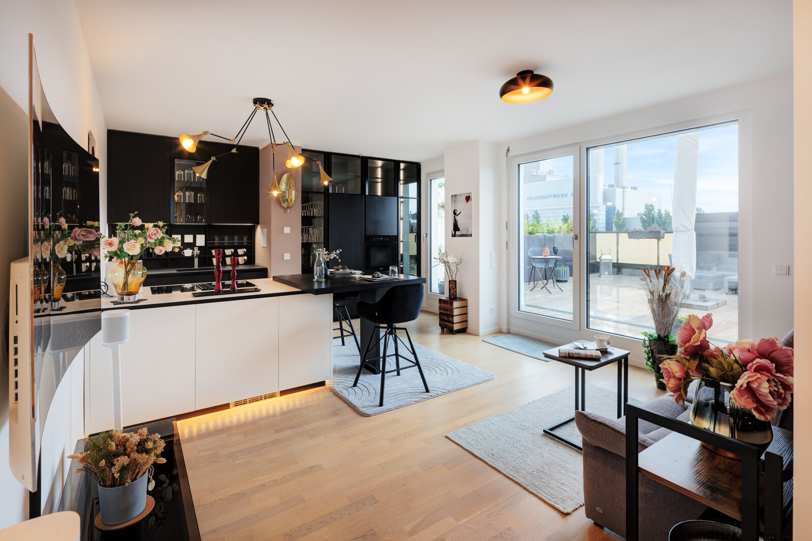 Lichtdurchflutete 2-Zimmer Wohnung mit großer Dachterrasse - Foto 1