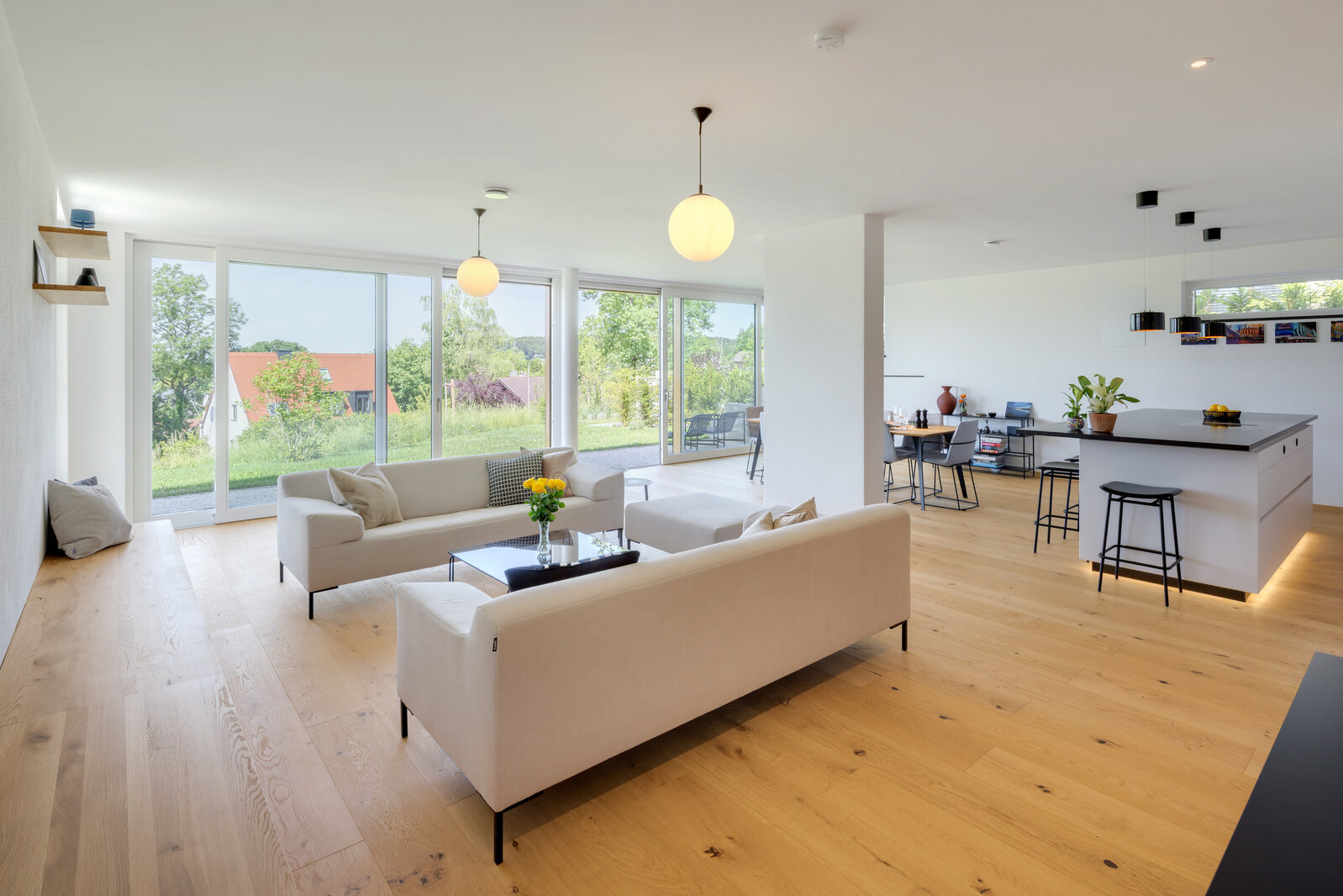 Executive Lake Residence - Photo 2
