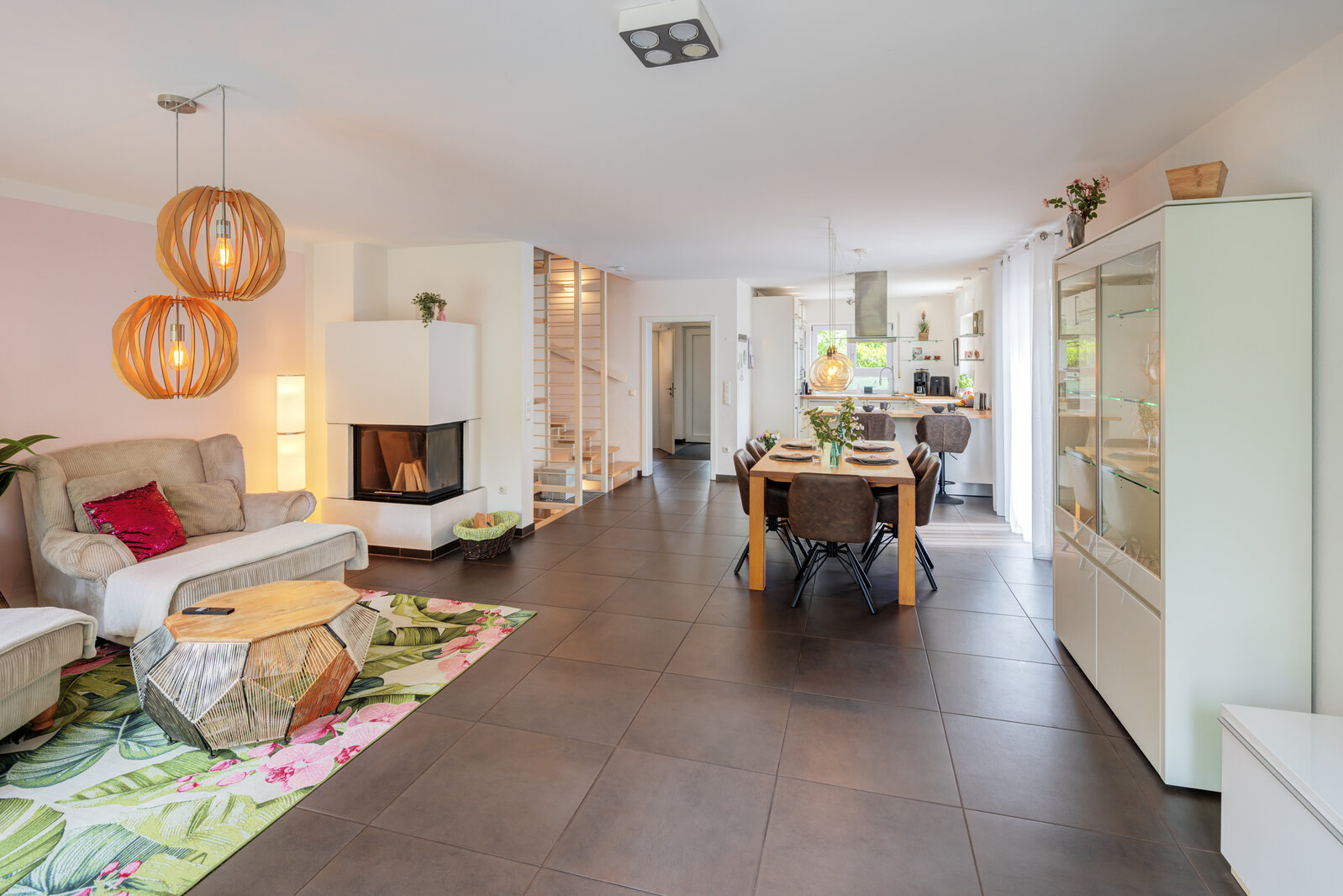 Amazing family house with large garden - Photo 1