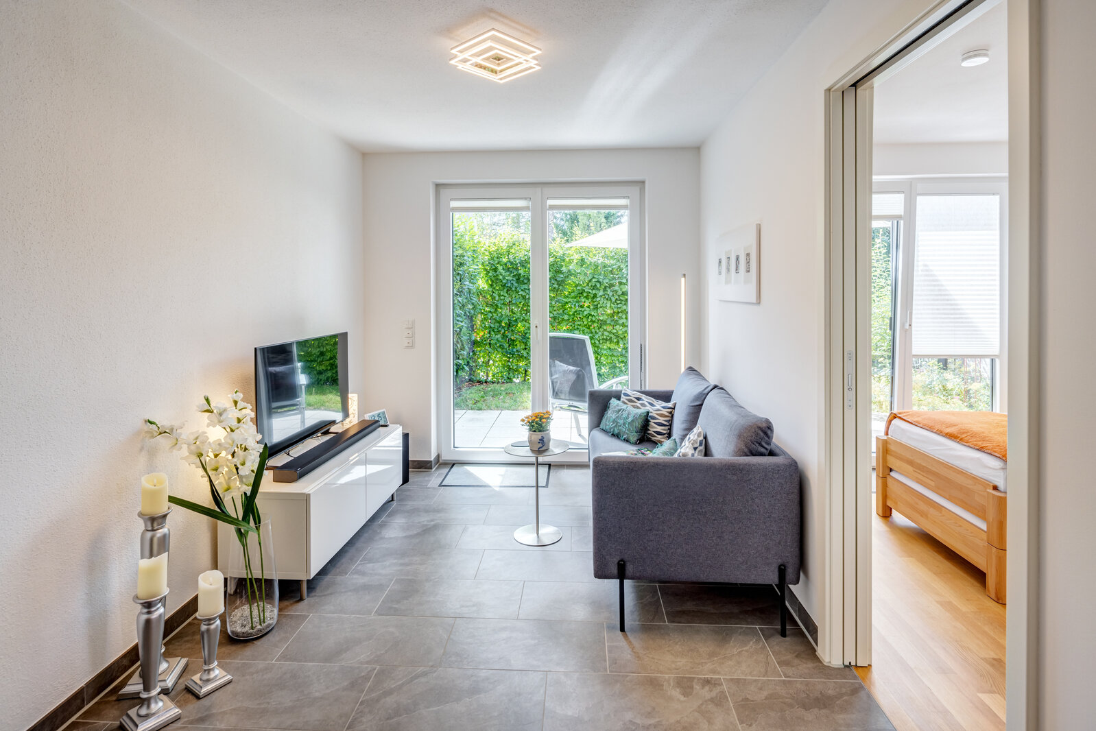 Moderne Neubauwohnung mit sonniger Terrasse und Garten - Foto 1