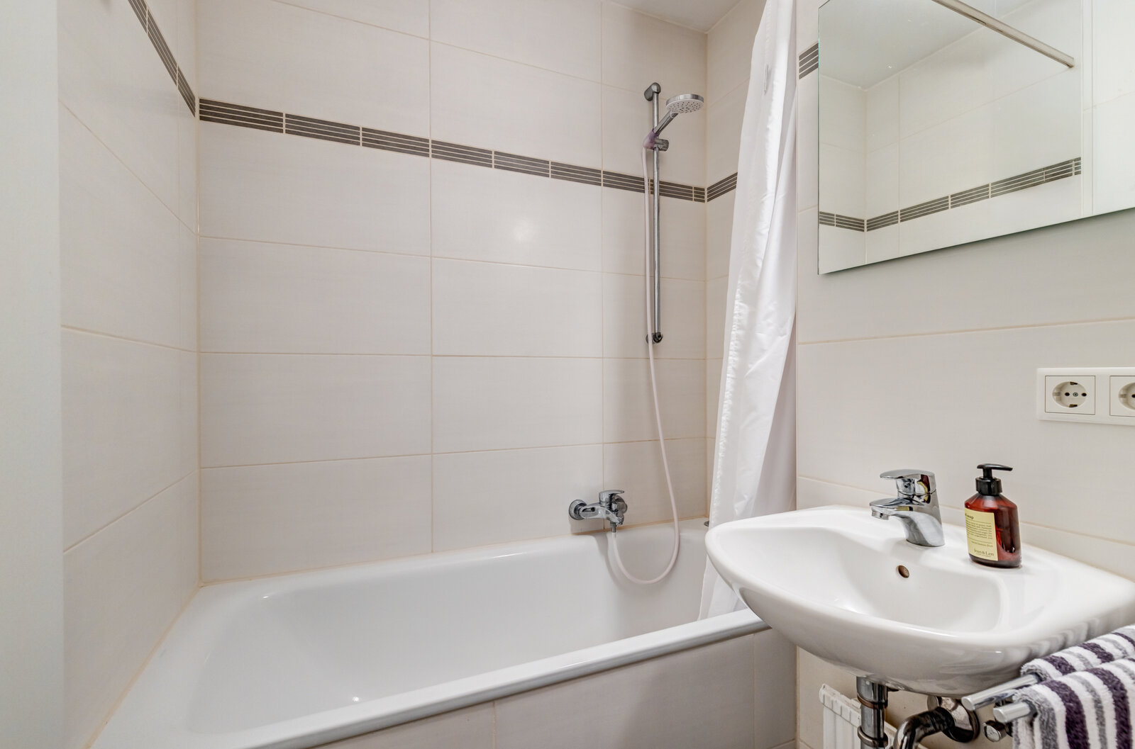 Furnished 1-Room Apartment in a Prime Residential Location - Foto 5