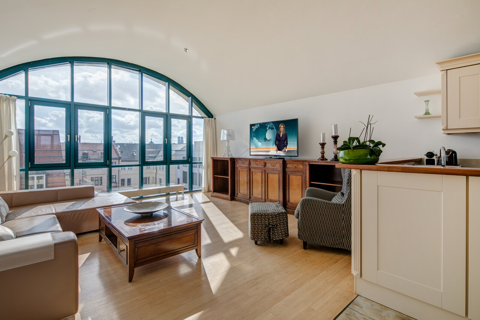 Penthouse apartment with terrace and view over the roofs - Photo 1