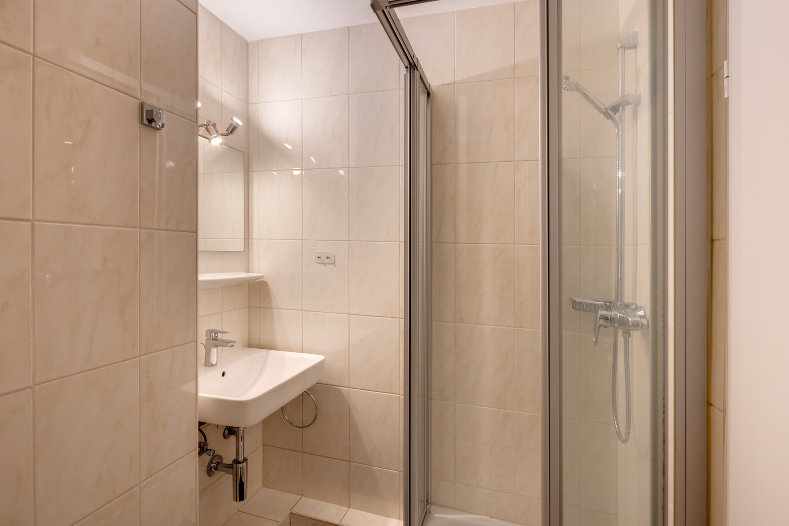 Fully equipped 1-room apartment in quiet location - Photo 1
