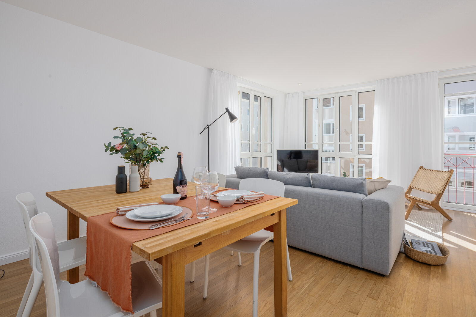 Sought-after location near University and museums: Light-flooded, furnished 2-room apartment - Photo 3