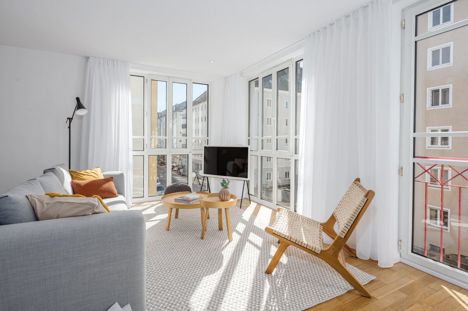 Sought-after location near University and museums: Light-flooded, furnished 2-room apartment - Photo 2