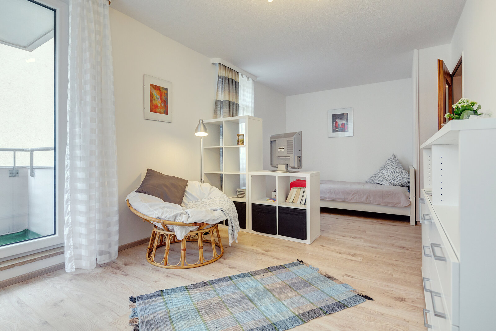 Sunny studio apartment with balcony and shared roof-terrace - Photo 5
