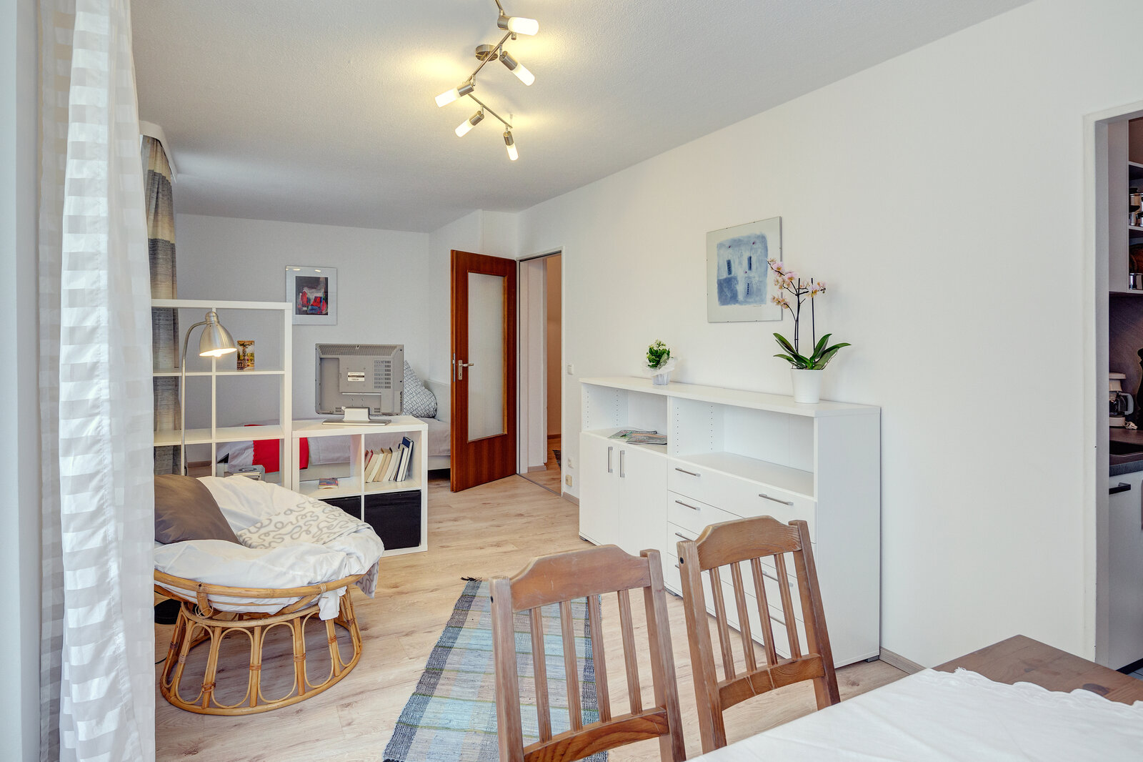 Sunny studio apartment with balcony and shared roof-terrace - Photo 1