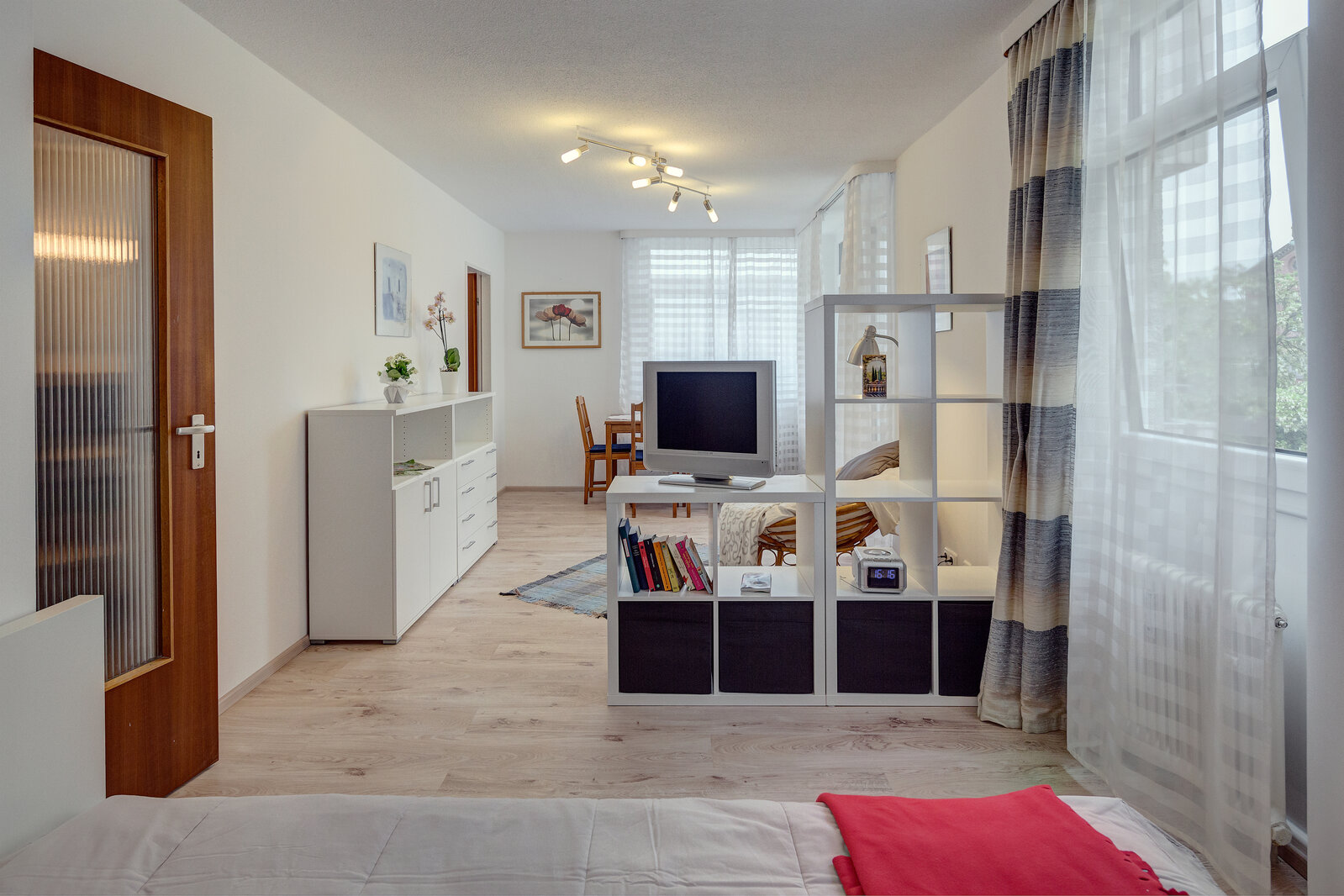 Sunny studio apartment with balcony and shared roof-terrace - Photo 3