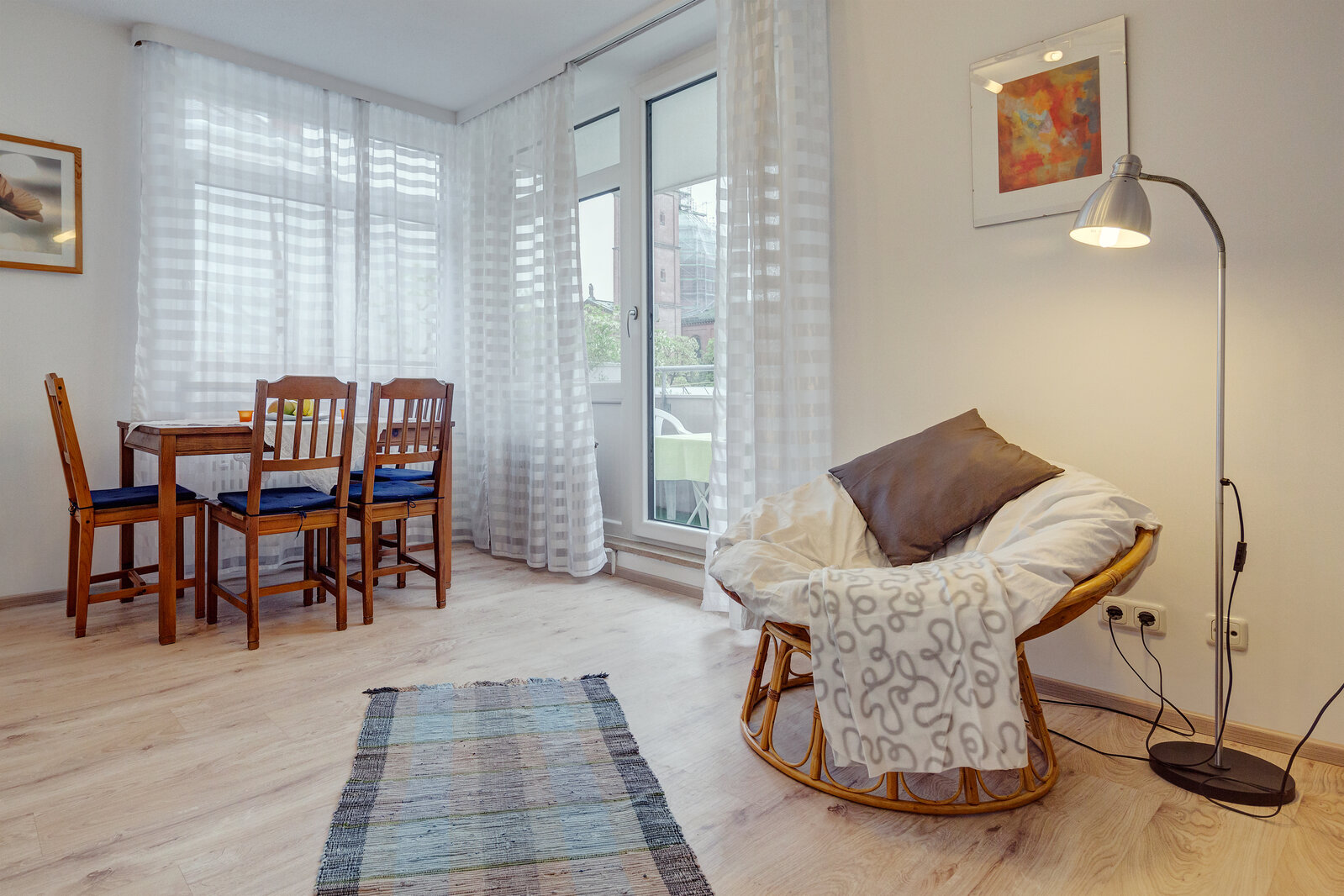 Sunny studio apartment with balcony and shared roof-terrace - Photo 2
