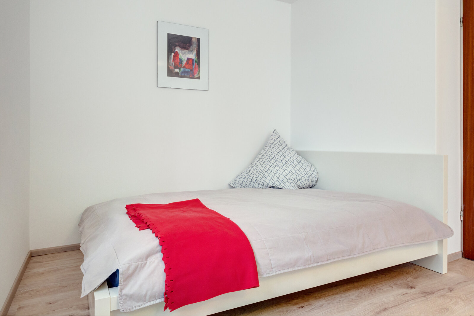 Sunny studio apartment with balcony and shared roof-terrace - Photo 4