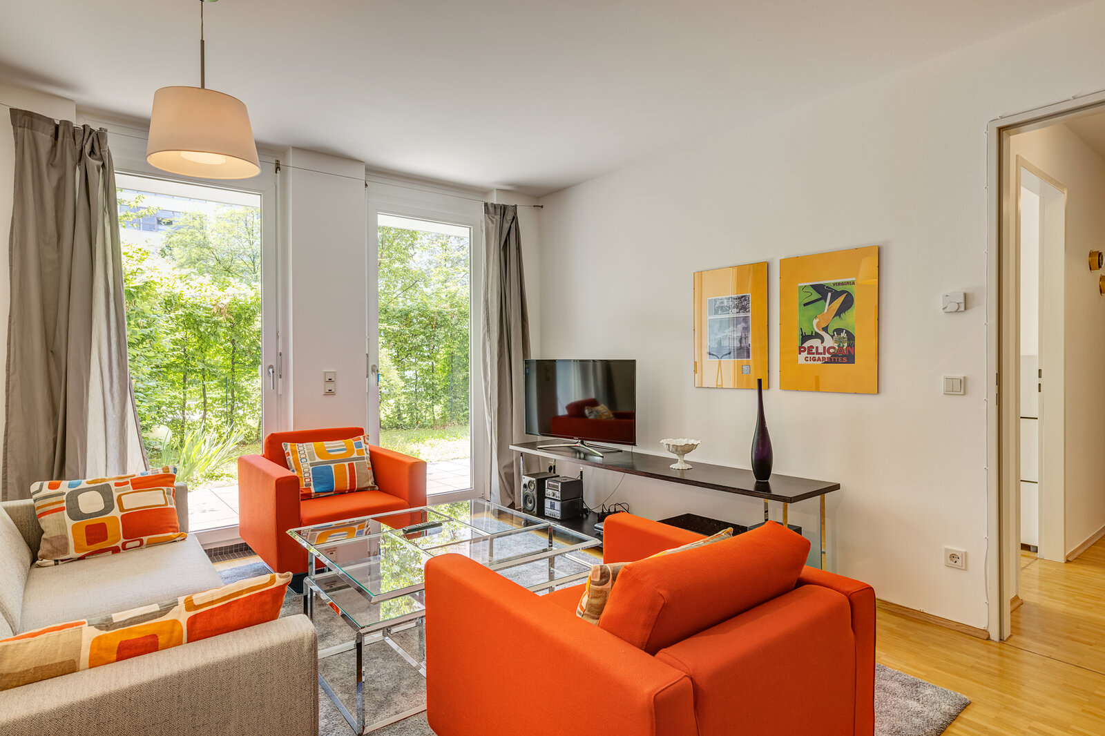 Bright, furnished garden apartment - Photo 1