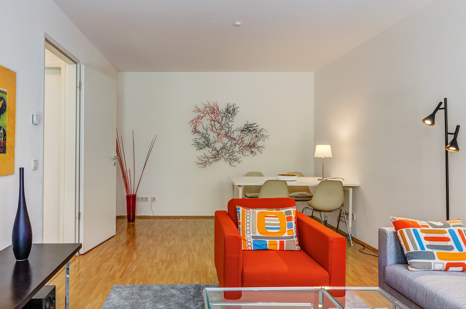 Bright, furnished garden apartment - Photo 2