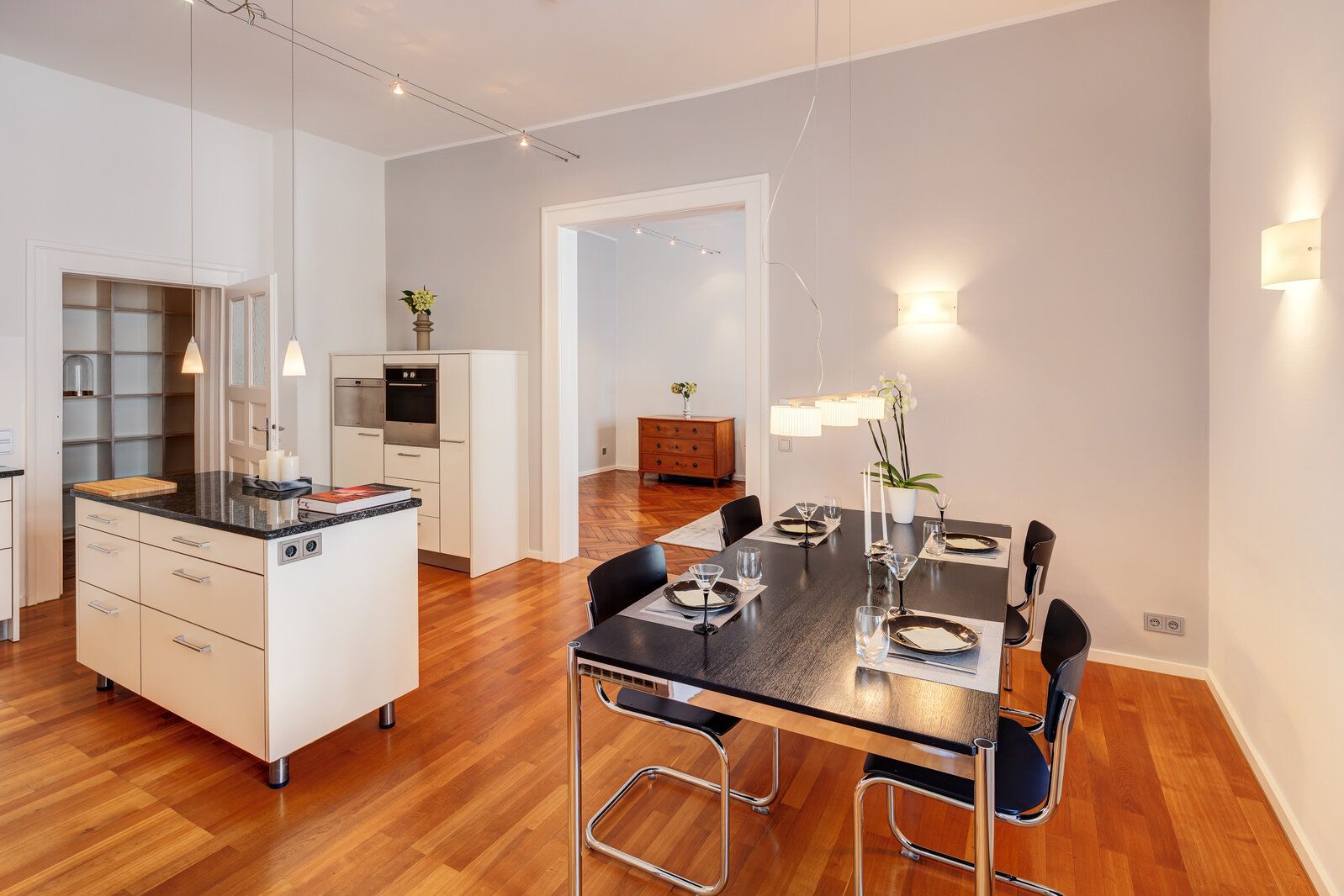 Living in a stately historic building in prime location - Photo 5
