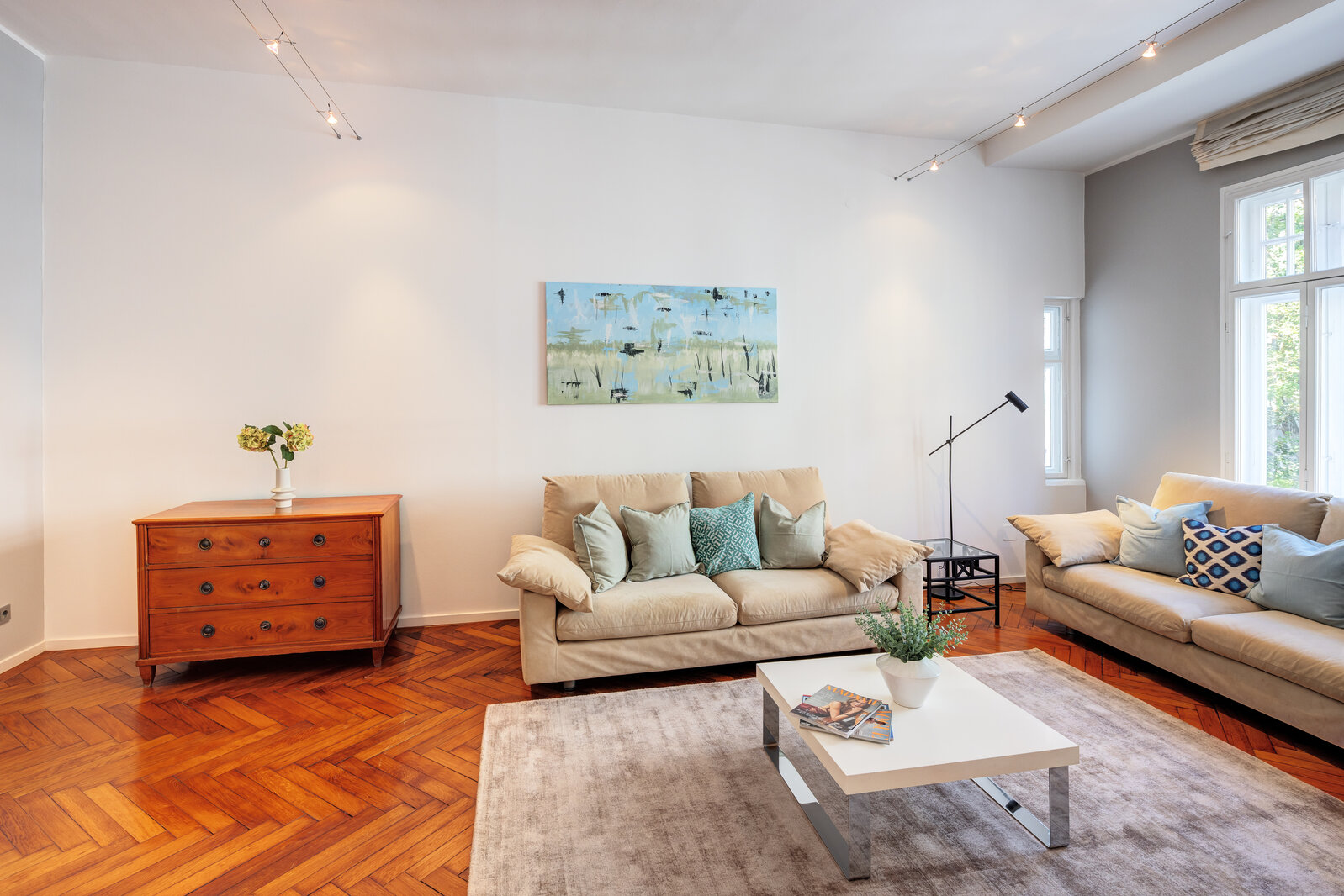 Living in a stately historic building in prime location - Photo 2