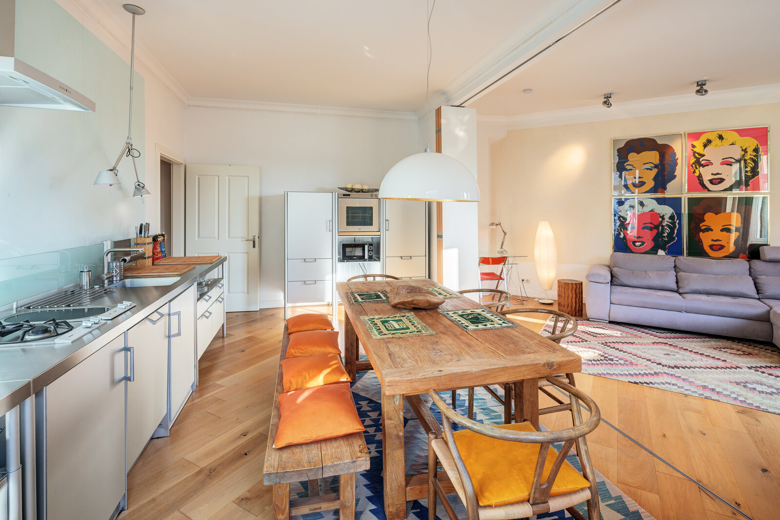 Period apartment with open-plan living and dining area - Photo 5