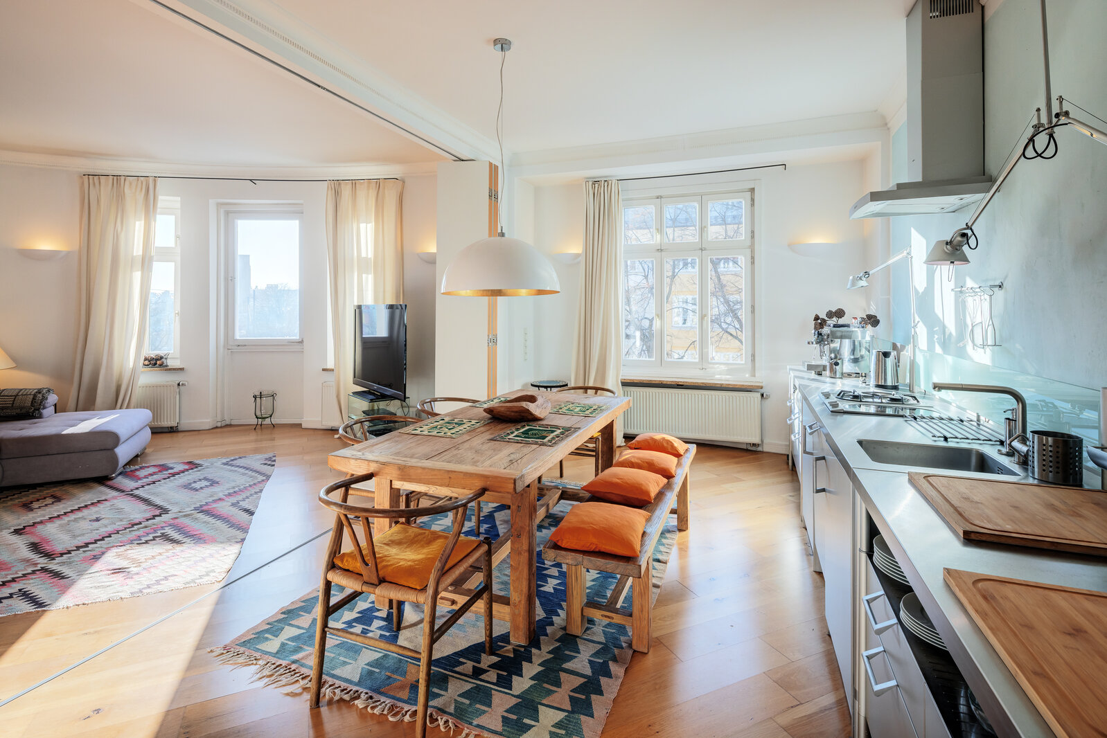 Period apartment with open-plan living and dining area - Photo 4