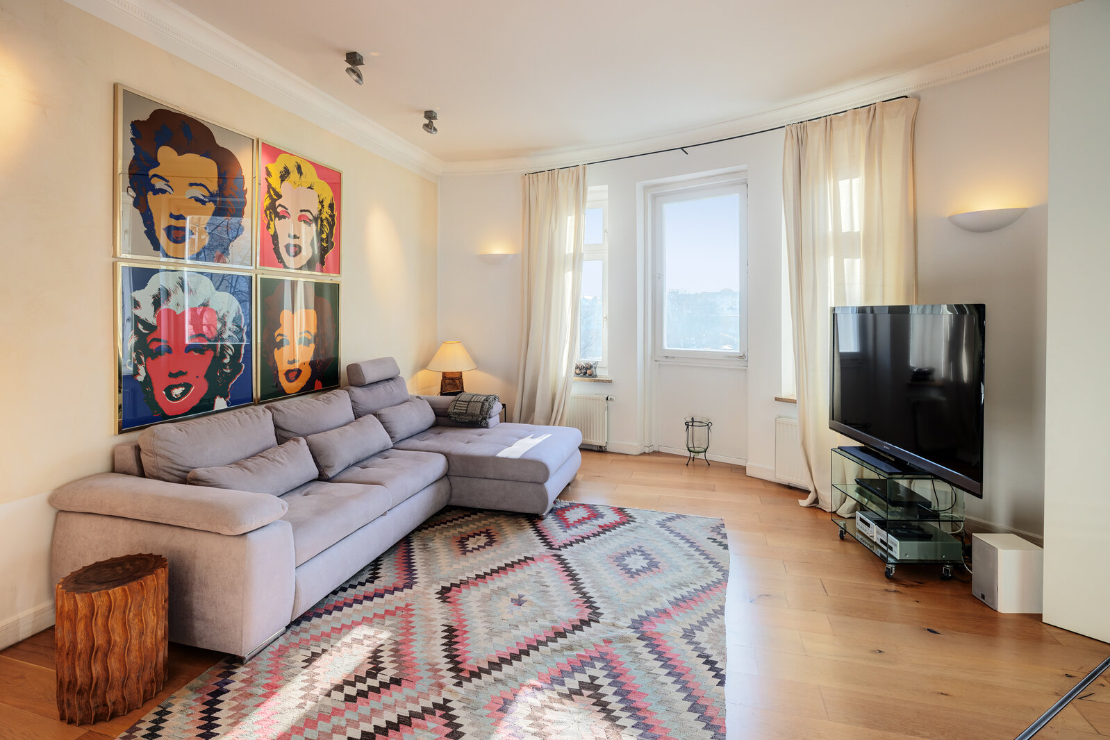 Period apartment with open-plan living and dining area - Photo 2