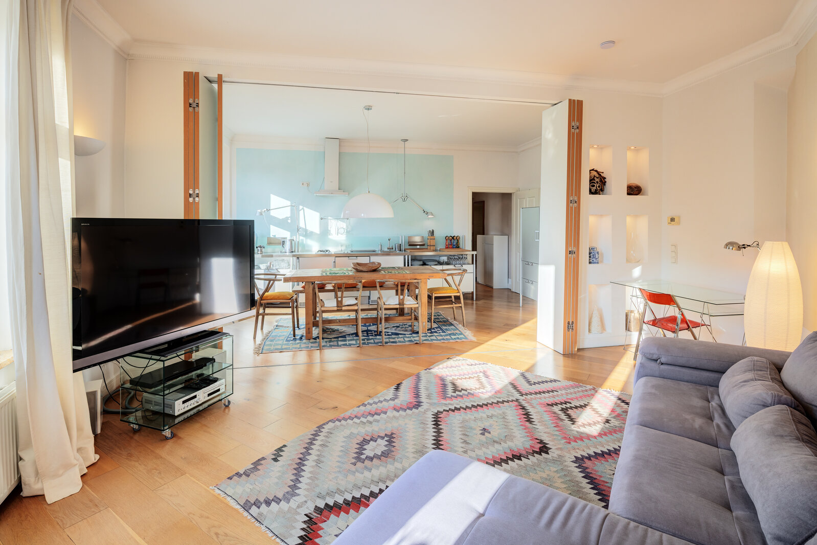 Period apartment with open-plan living and dining area - Photo 3