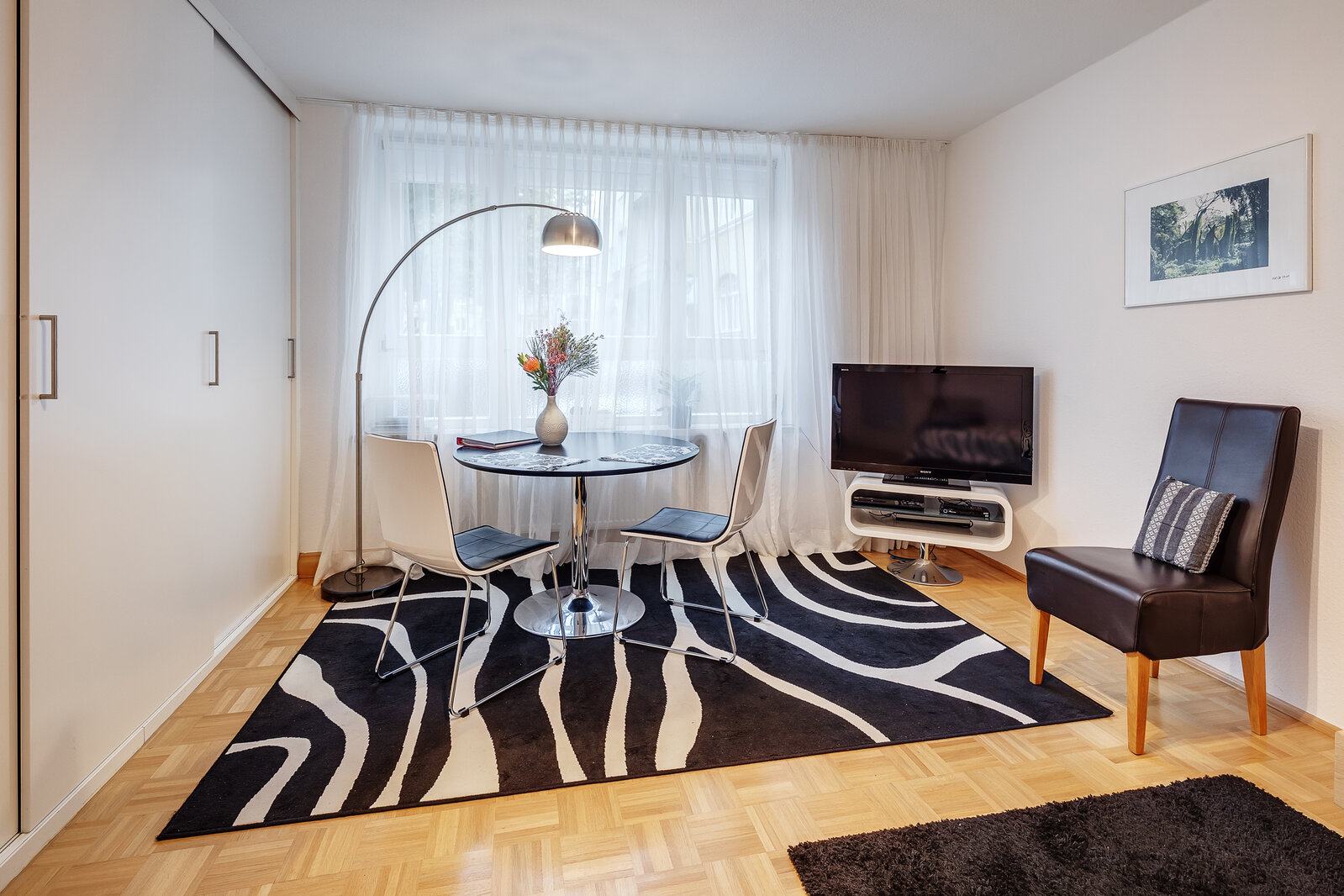 Beautiful apartment in prime location in Schwabing - Photo 2