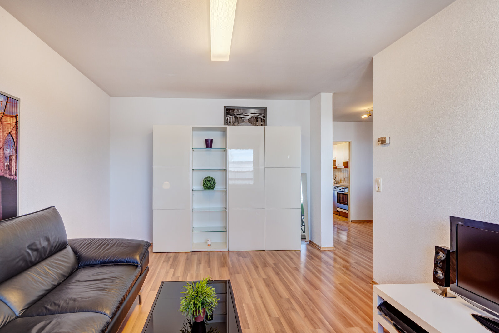 Furnished apartment with west-facing loggia and good public transport connections - Photo 1