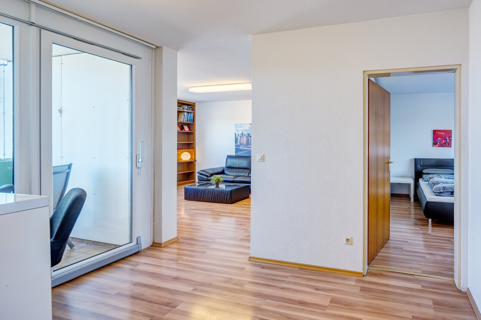 Furnished apartment with west-facing loggia and good public transport connections - Photo 2