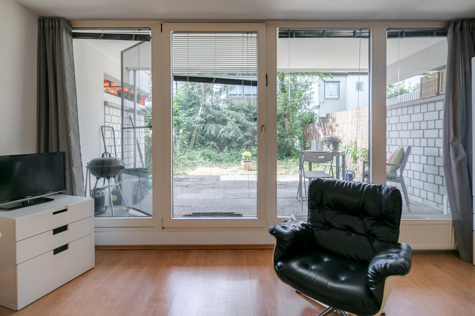 Sunny, nice apartment with garden - Photo 1