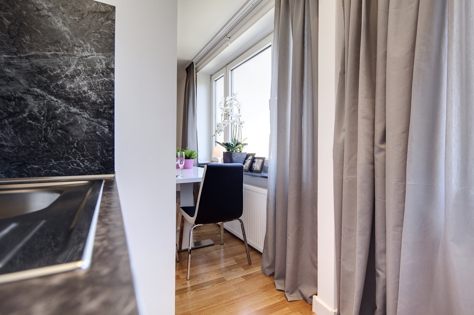 Stylishly furnished apartment with underground parking - Photo 4