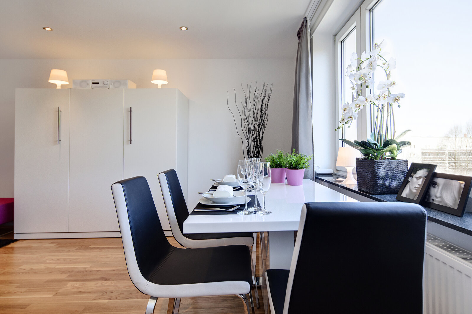 Stylishly furnished apartment with underground parking - Photo 5