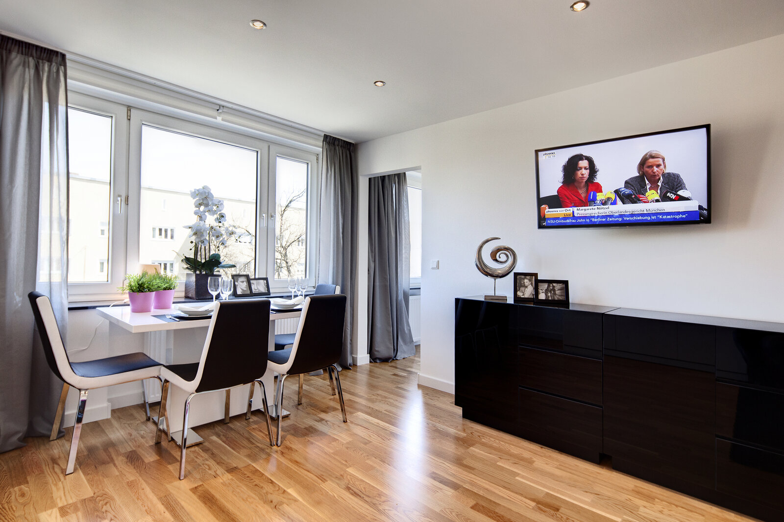 Stylishly furnished apartment with underground parking - Photo 3