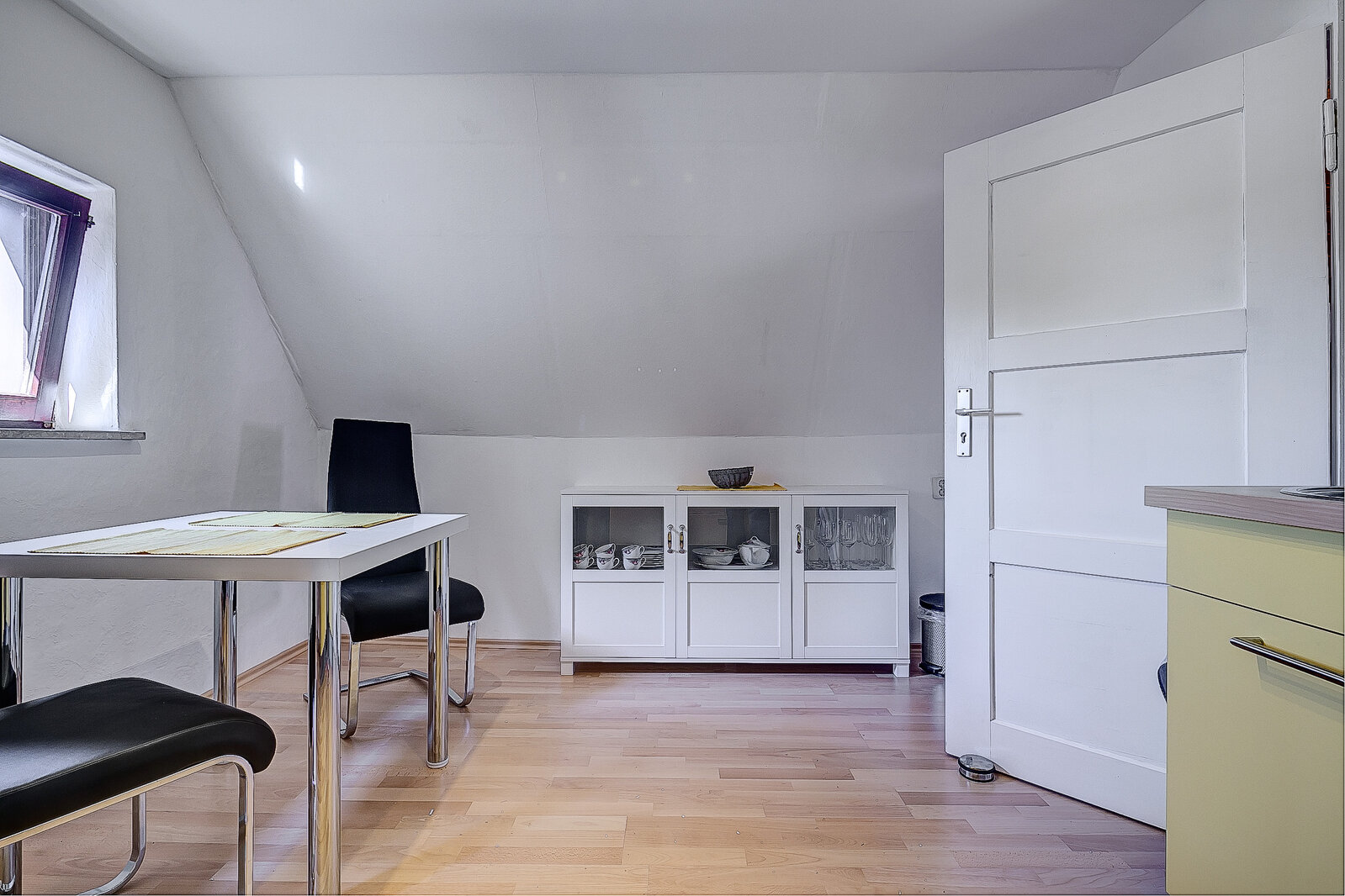 Sunny, quietly located attic apartment with internet - Photo 2