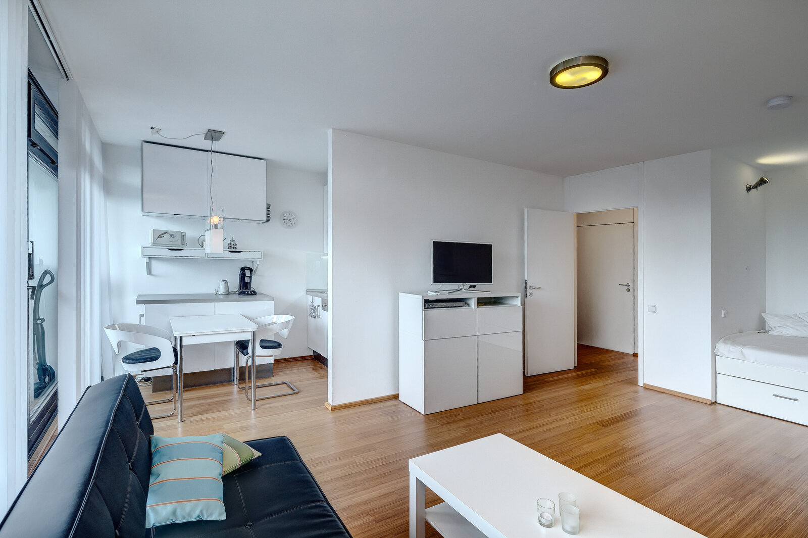 Spacious studio apartment for rent - Photo 2