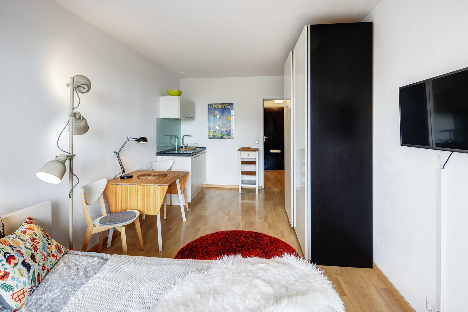 Sunny studio apartment near Rosenheimer Platz - Photo 2