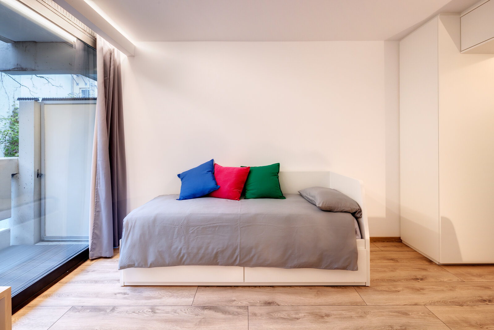 Across from the University - Furnished 1-room studio - Photo 2