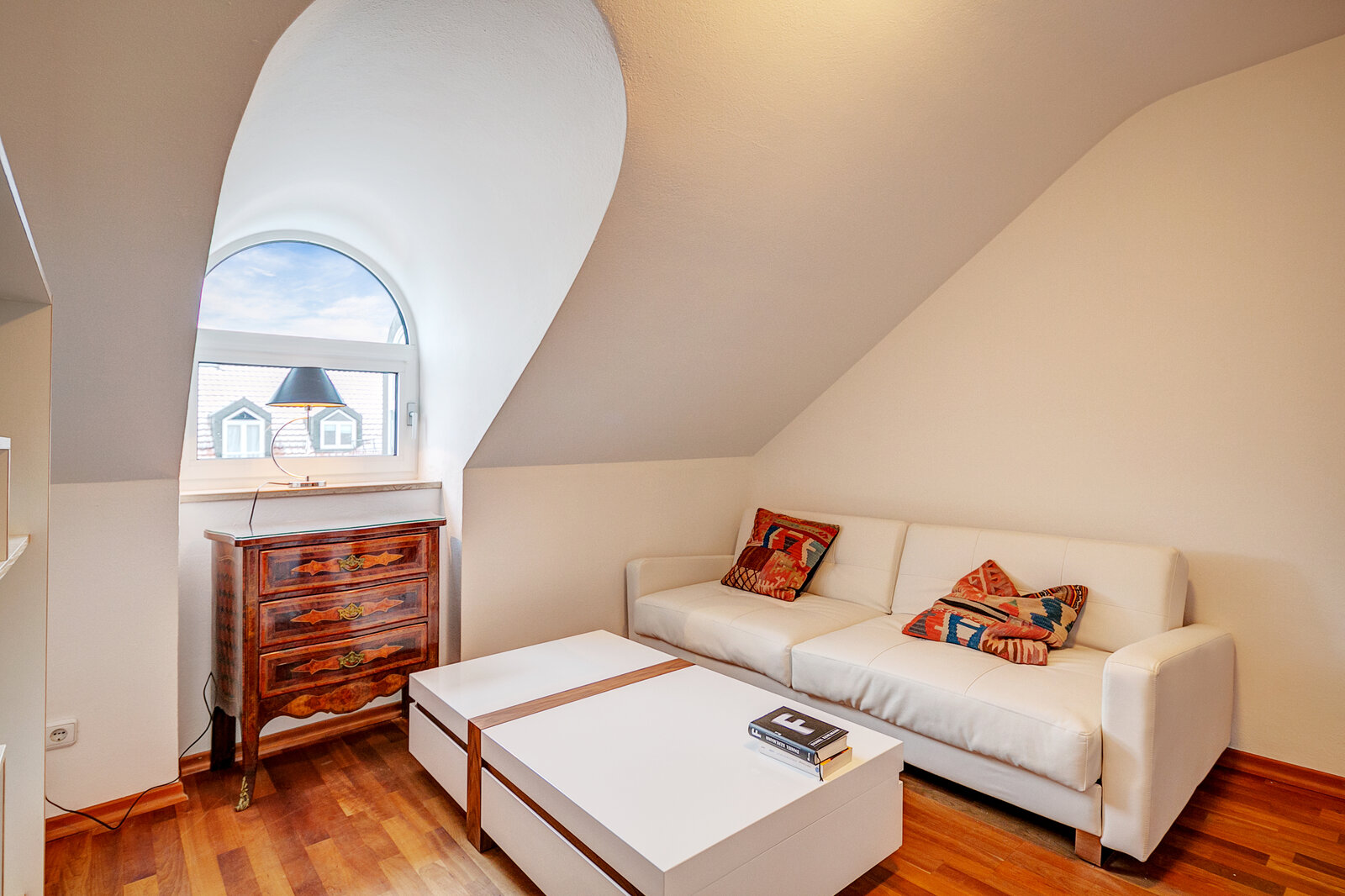 Light-flooded 3-room attic apartment for rent - Photo 3