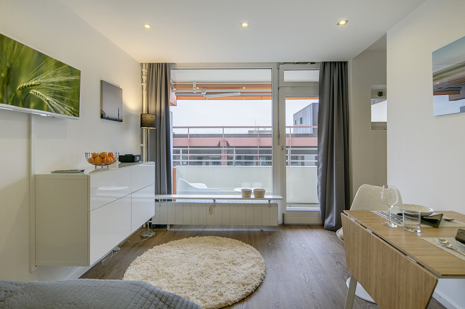 Bright and modern studio apartment with balcony - Photo 1