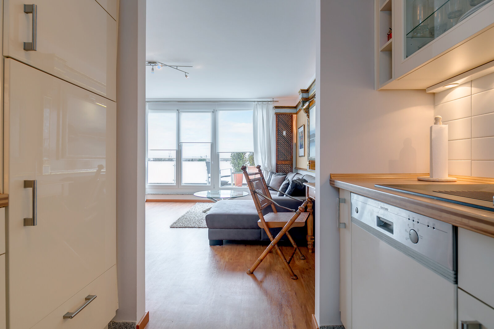 Sunny apartment with large roof terrace for rent - Photo 1