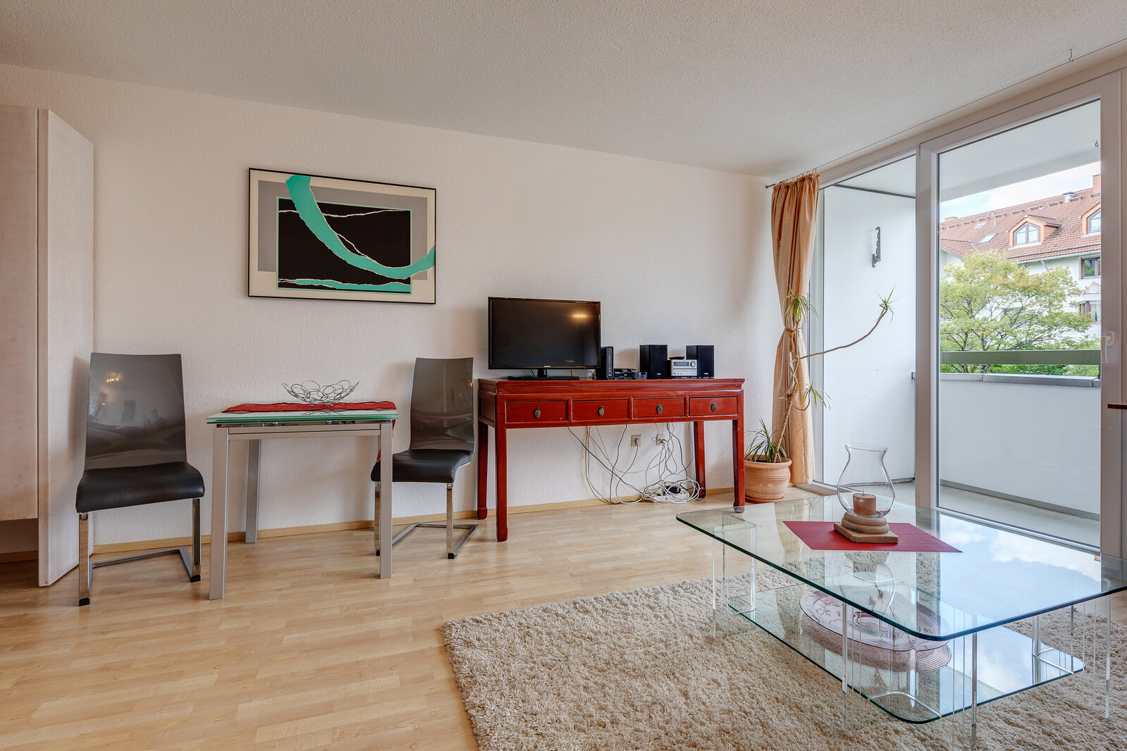 Spacious 1-room apartment with west-facing balcony for rent - Photo 1