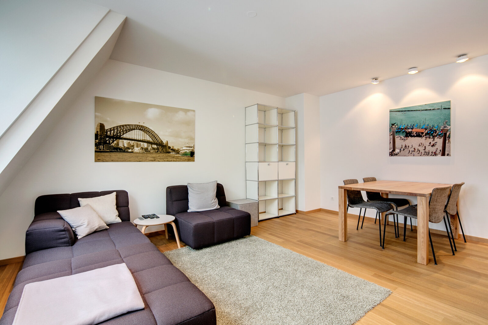 Stylishly furnished, bright 2-bedroom apartment near Rotkreuzplatz - Photo 1