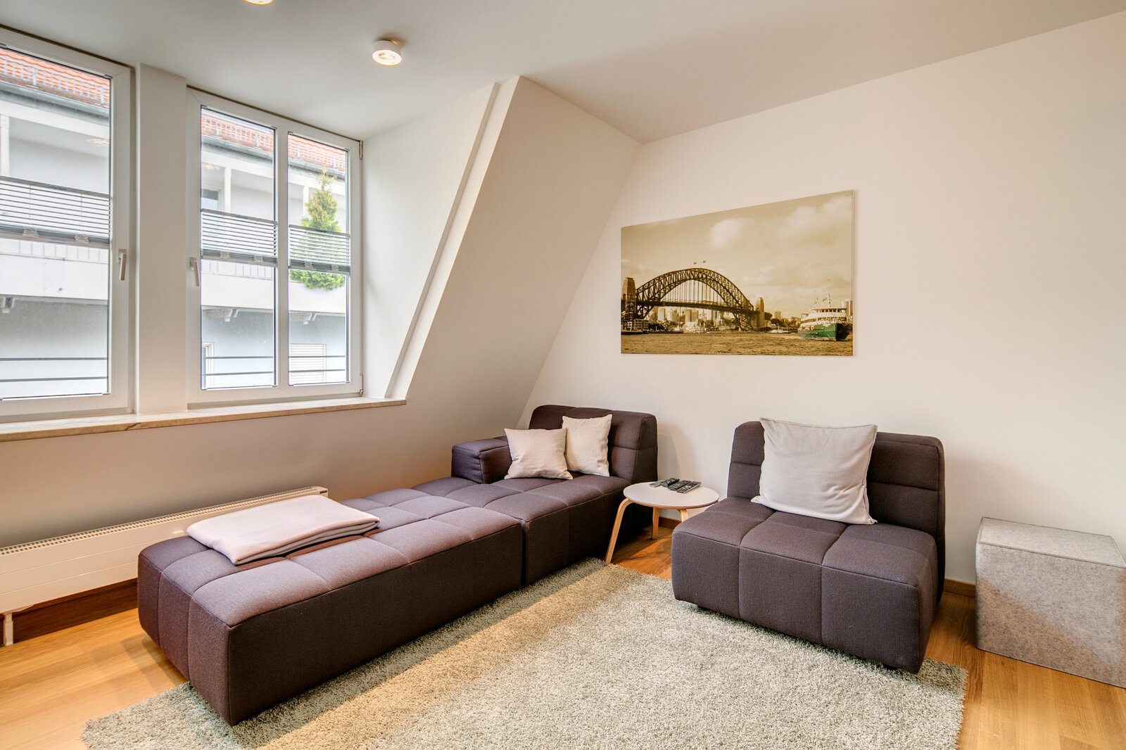 Stylishly furnished, bright 2-bedroom apartment near Rotkreuzplatz - Photo 3