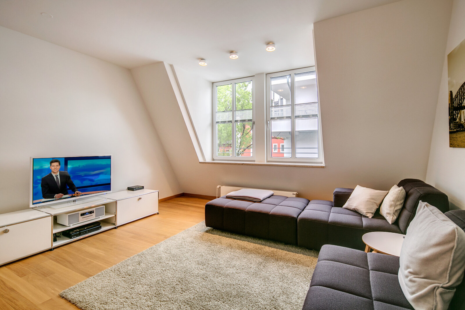 Stylishly furnished, bright 2-bedroom apartment near Rotkreuzplatz - Photo 2