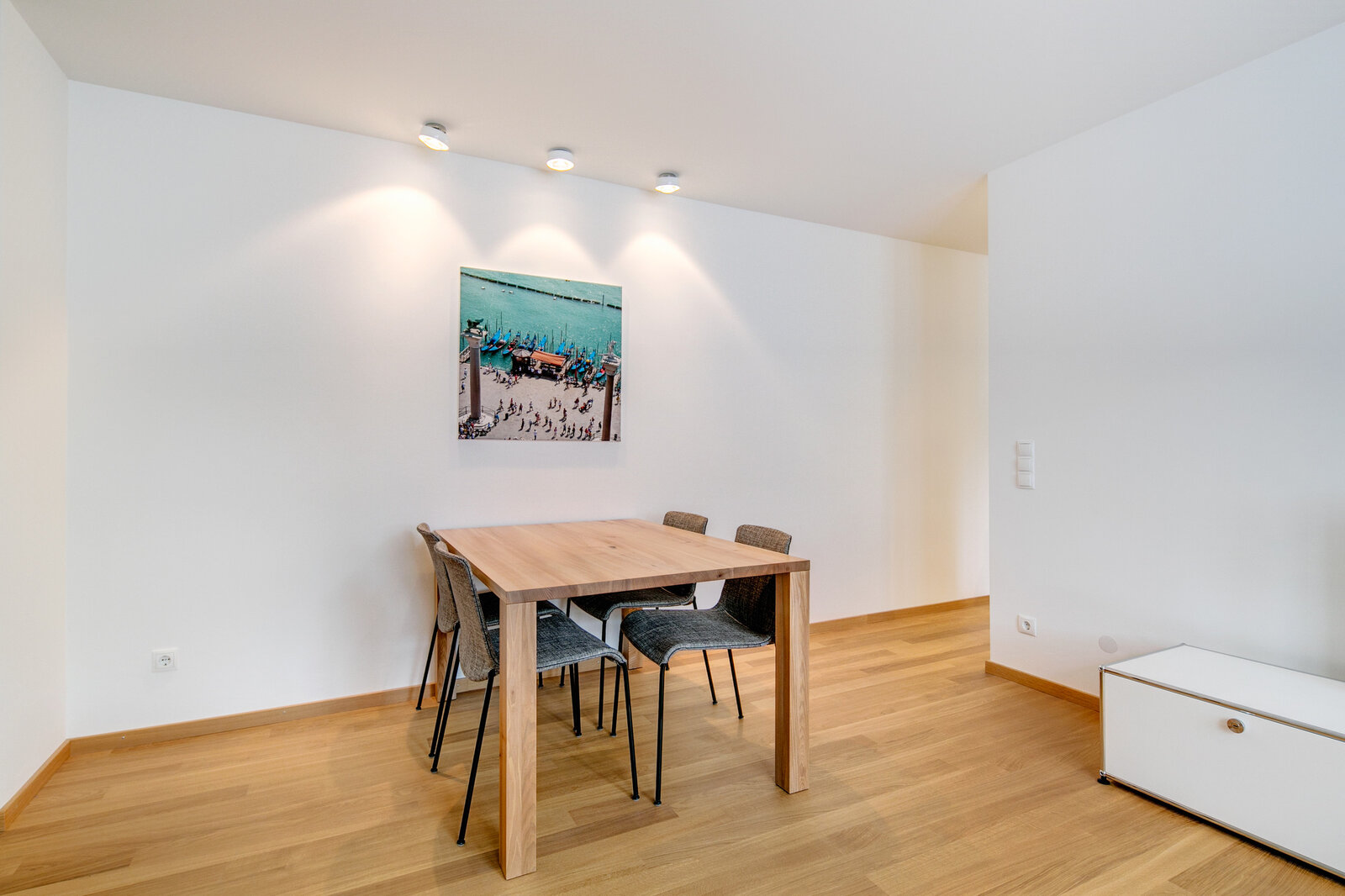 Stylishly furnished, bright 2-bedroom apartment near Rotkreuzplatz - Photo 5