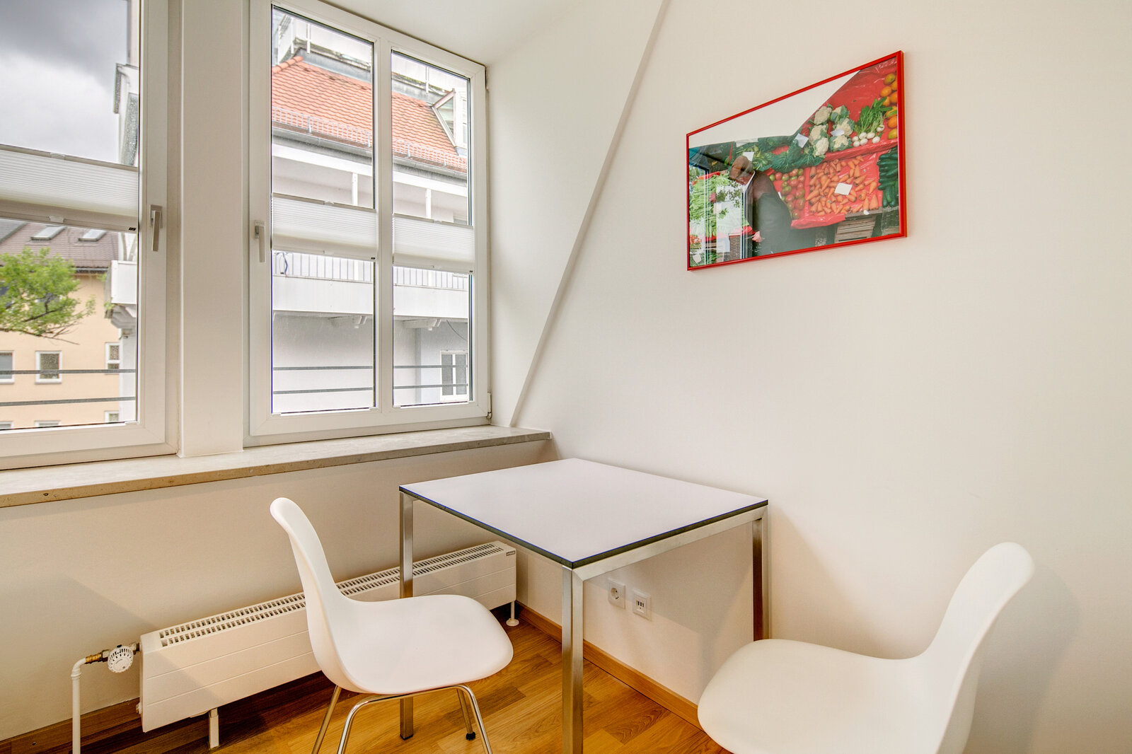 Stylishly furnished, bright 2-bedroom apartment near Rotkreuzplatz - Photo 4