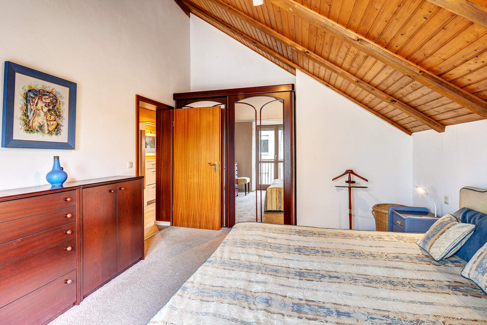 Light-flooded attic apartment in quiet area for rent - Photo 5