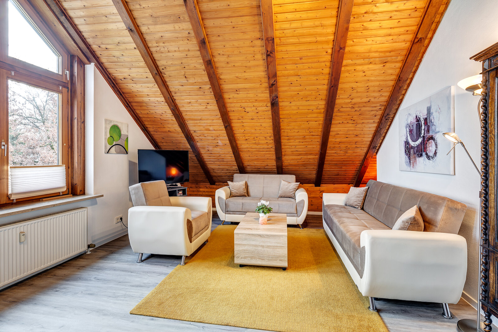 Light-flooded attic apartment in quiet area for rent - Photo 1