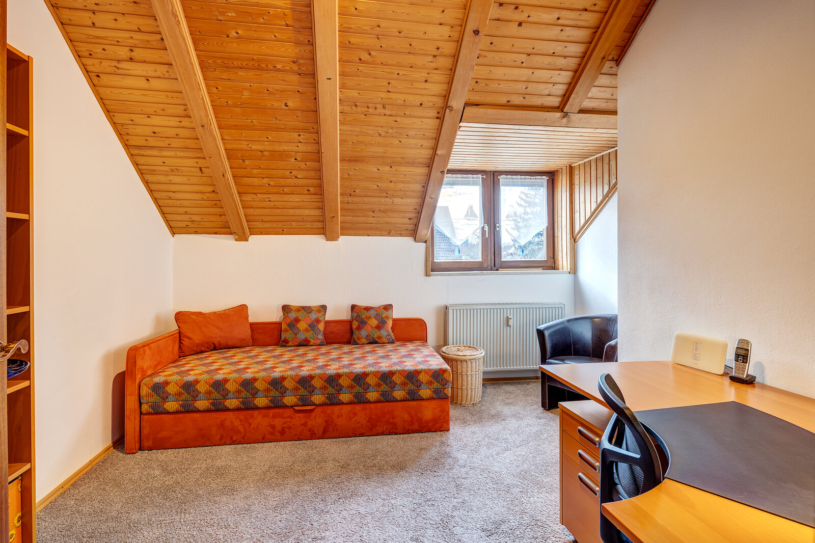 Light-flooded attic apartment in quiet area for rent - Photo 4
