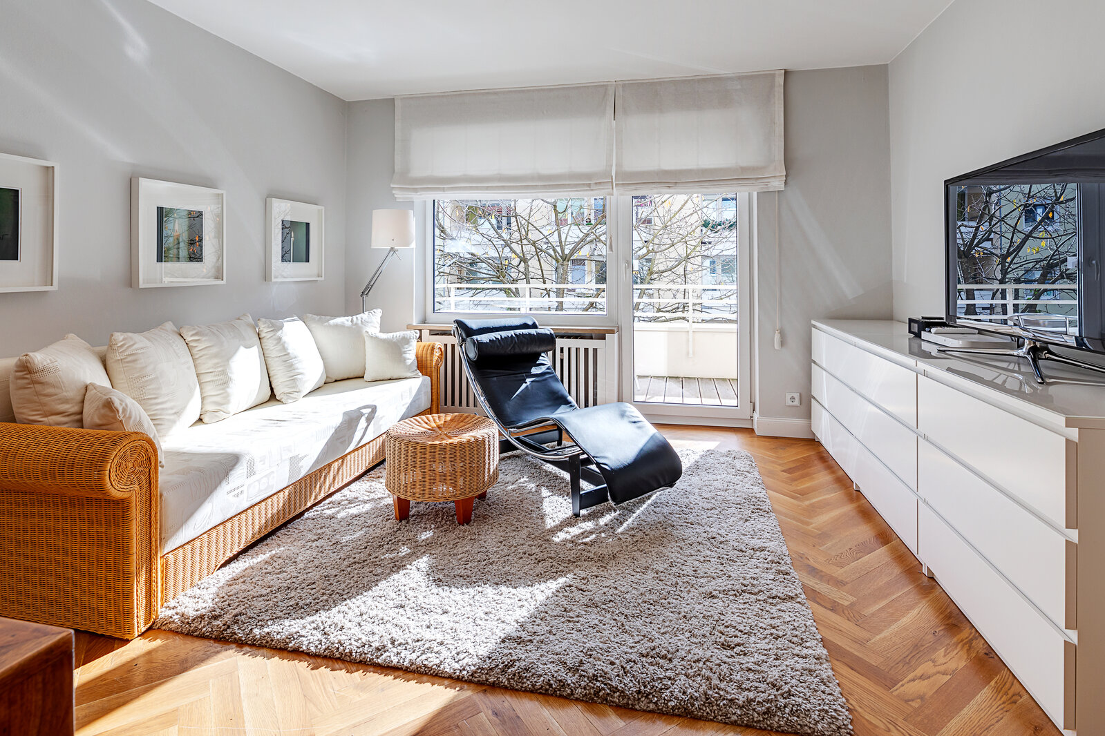 Bright 2-room apartment with south-loggia - Photo 1
